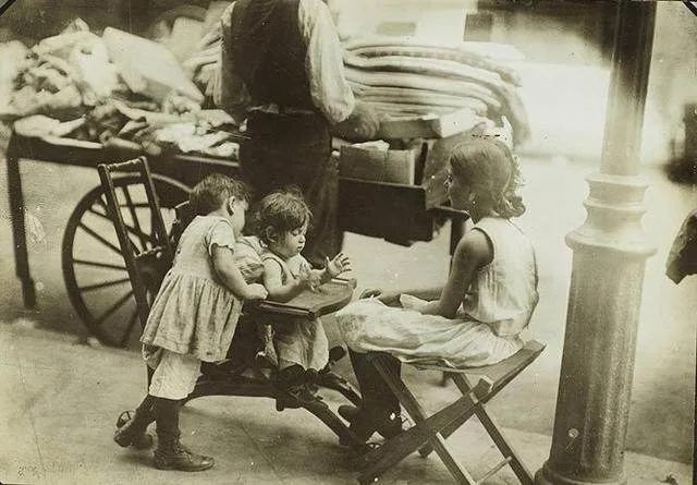 历史照片:20世纪初纽约贫民窟的孩子们